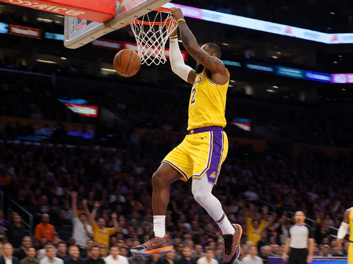 NBA比赛中球员高高跃起完成扣篮精彩瞬间